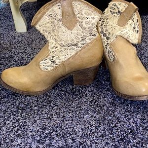 Laced Heeled Anckle Boots